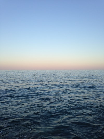 白天蓝天附近的海洋